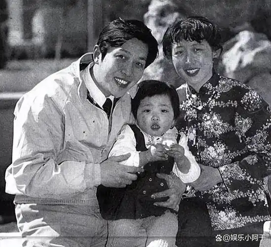 孙涛对这位温和的女子一见钟情,而唐国强也对她颇有好感.