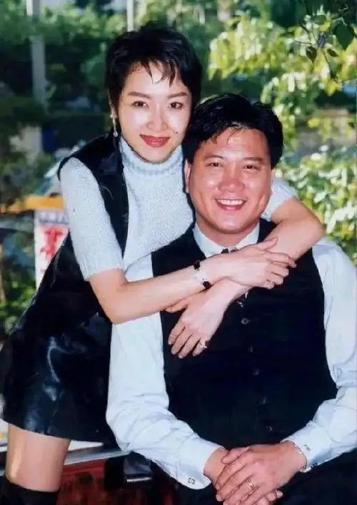 郭明黎听话乖巧,从来不乱发脾气,温柔体贴,深得万梓良的喜欢.