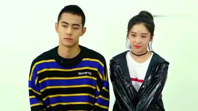 阚清子恋情进展更新!谢彬彬机场站一旁守护画面甜得冒泡了