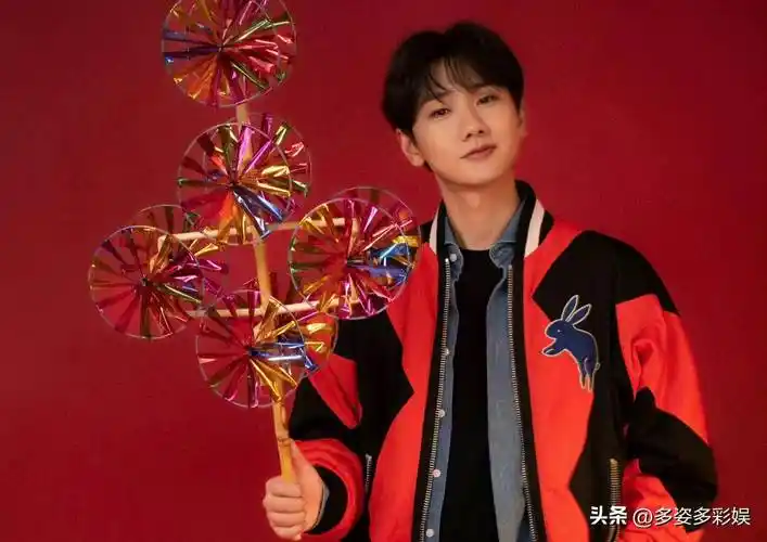 汪苏泷新恋情疑似被曝光,贴心为女友拎鞋,还穿同一件外套_音乐_刘大锤