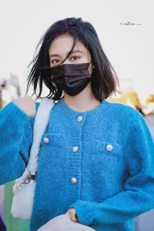 许佳琪今日机场私服分享,蓝色针织开衫搭配爱心钻饰牛仔裤,眉眼精致