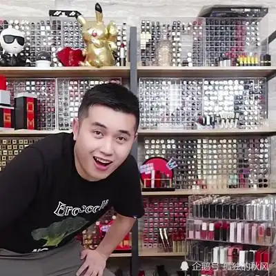 李佳琦的"口红墙"不算啥,当阿沁的衣柜曝光后,贫穷限制了我的想象