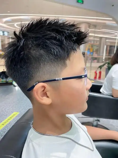 一款让小男孩告别小平头的,小学生前刺发型让小男孩找到颜值自信心!