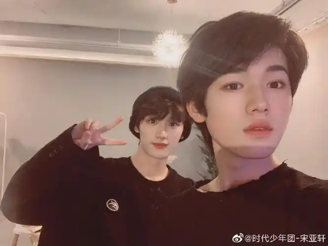 丁程鑫晒照祝宋亚轩生日快乐