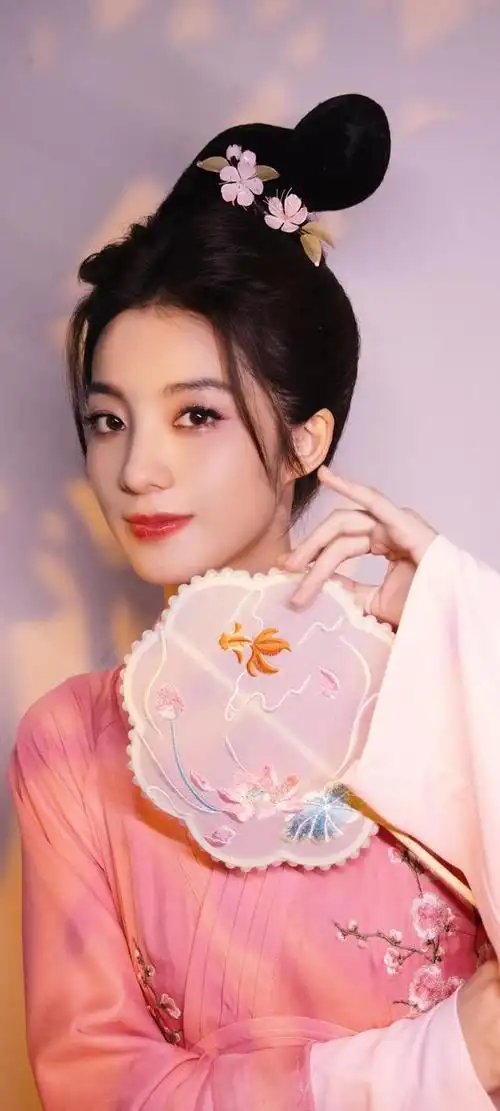 万鹏的美,不仅仅是外在的华丽,更是内在的品质和气质.