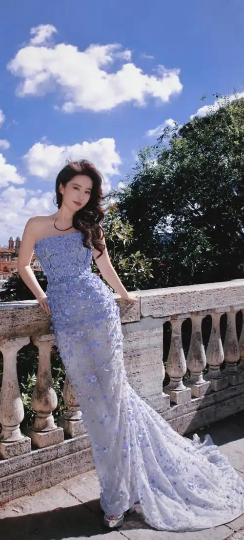 刘亦菲祖母绿高珠#  -#刘亦菲被单膝送花#  -壁纸/桌布/头像/背景