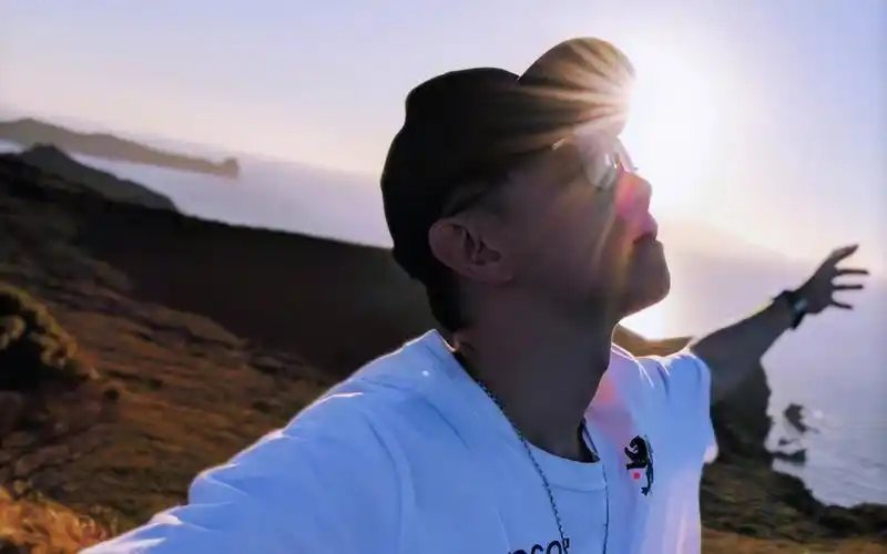 林俊杰魅力阳光洒脱唯美写真壁纸图片唯美林俊杰洒脱魅力