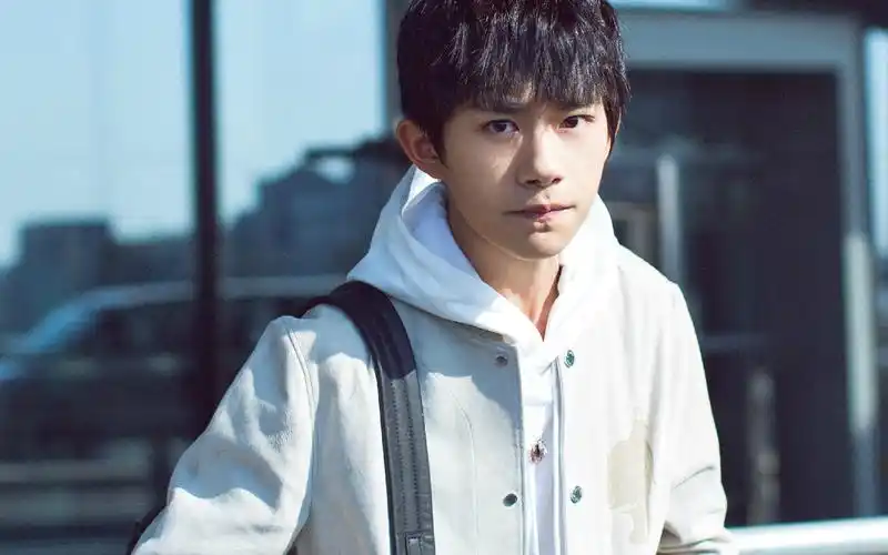 易烊千玺最新街拍写真图片