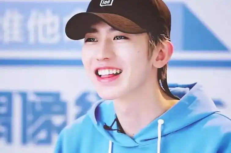 翻了800张偶像练习生的照片,蔡徐坤真的只是整了牙?