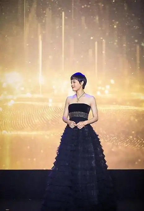 37岁孙俪真是不一般,黑色抹胸长裙低调奢华,女王范儿十足|礼服|裙子