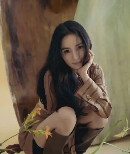 把时尚芭莎拍成了男人装,也就杨幂了!34岁还能长这样?太欲了