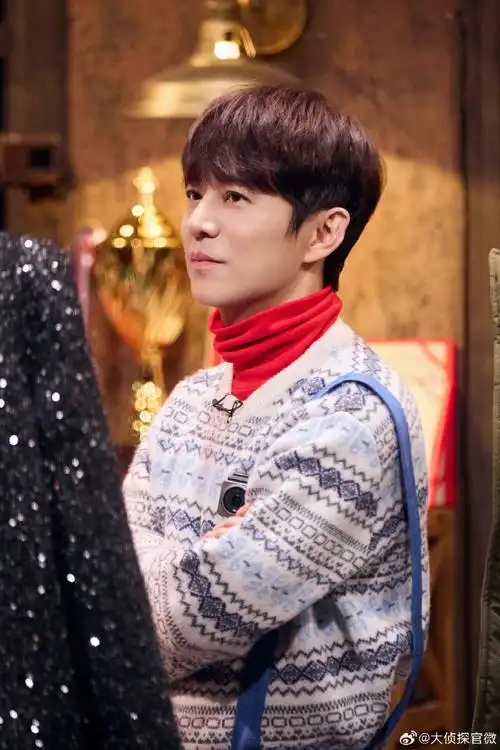 【《#大侦探疯狂的土豆#》高清剧照】之何处寻@何炅:  爱丽丝屯优秀的