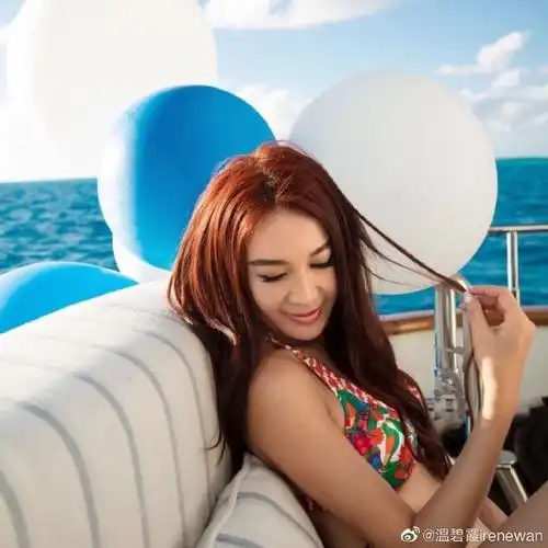 温碧霞穿薄纱裙显窈窕身材 与家人温馨度假