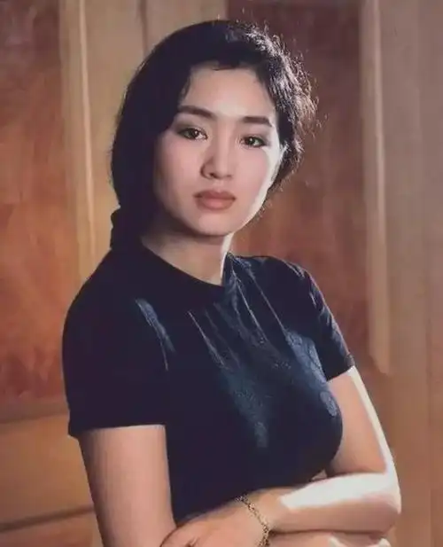 90年代时年轻的巩俐穿着黑色旗袍身材饱满妖娆充满