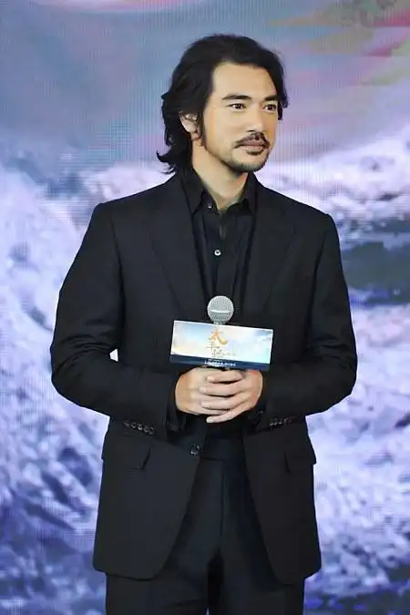 【太平轮:惊涛挚爱】北京发布会众星云集,金城武蓄胡亮相 man味爆表!