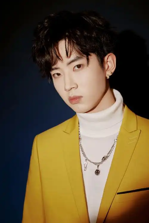 黄新淳黄色西装儒雅帅气写真16