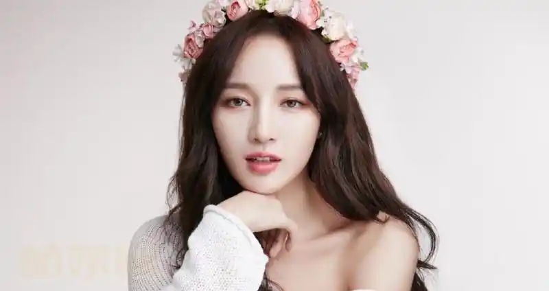 孟佳甜美气质写真孟佳情感经历:2019年5月9日,孟佳在微博与男友elroy