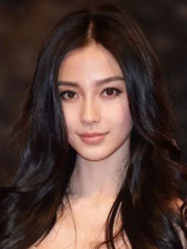 angelababy——百变中分发相比之下,baby的中分造型似乎更加多种多样.