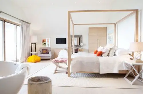 长方形的卧室四柱床摆放装修效果图片