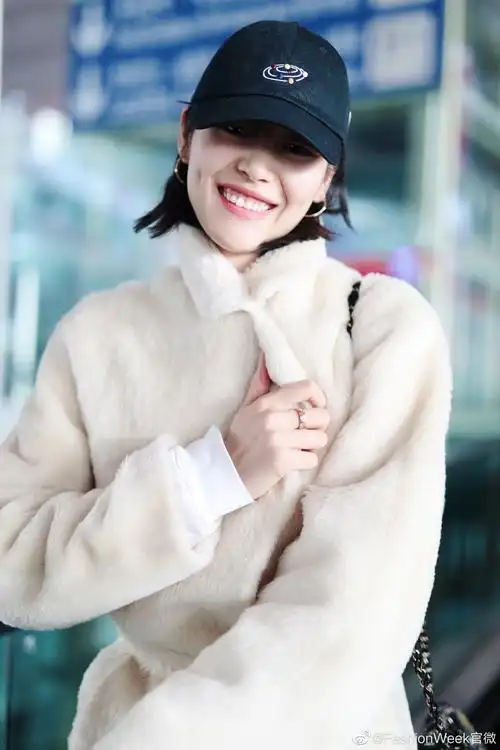 刘雯|最新机场街拍,纯白羊绒大衣搭配牛仔裤,独特运动风格穿搭