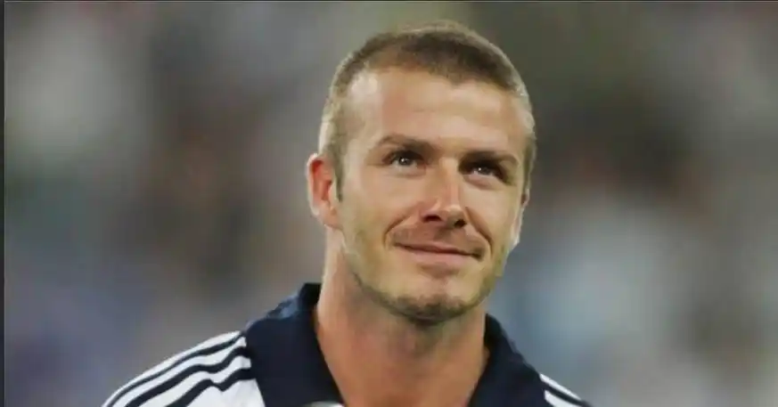 完美复刻了老爹贝克汉姆上世纪90年代的潮流寸头