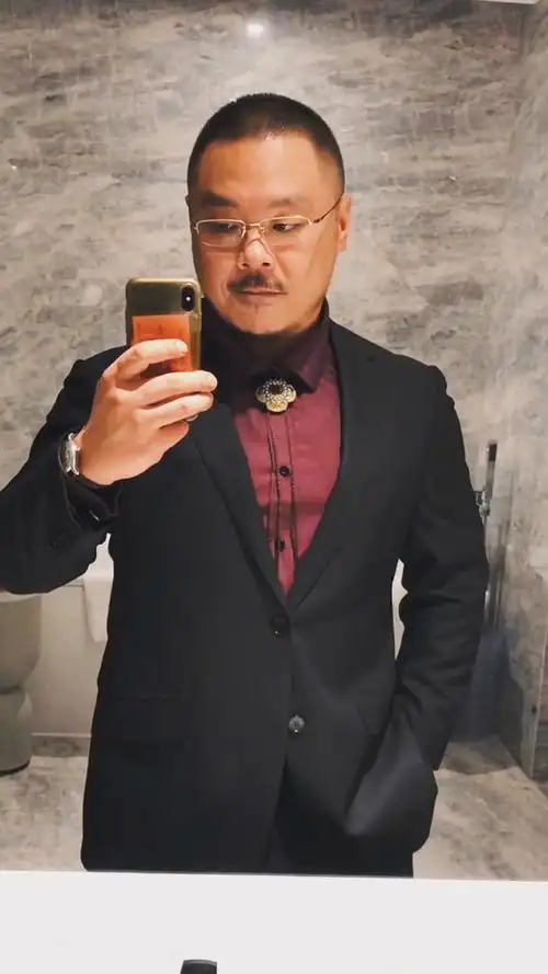 很多人都说正装和大叔更般配,你们觉得呢?