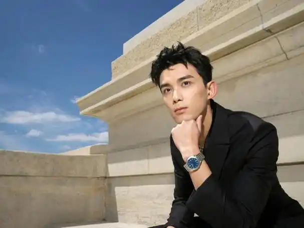 吴磊参加宝格丽品牌活动深v西装的造型一秒化身少年有成霸总