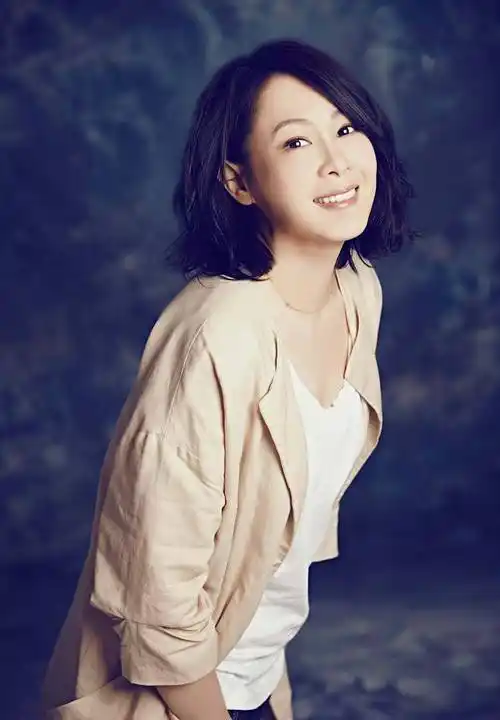 看看刘若英的衣服,我发现:披散的头发,宽松的衣服,随意,友善,无拘无束