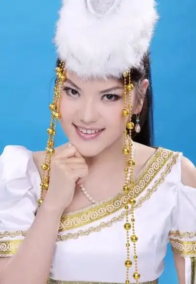 蒙古之花乌兰图雅被授少数民族红色形象大使-.