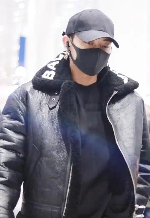 黄子韬全黑造型帅气现身机场 撩发露出耳钉尽显妖孽气质