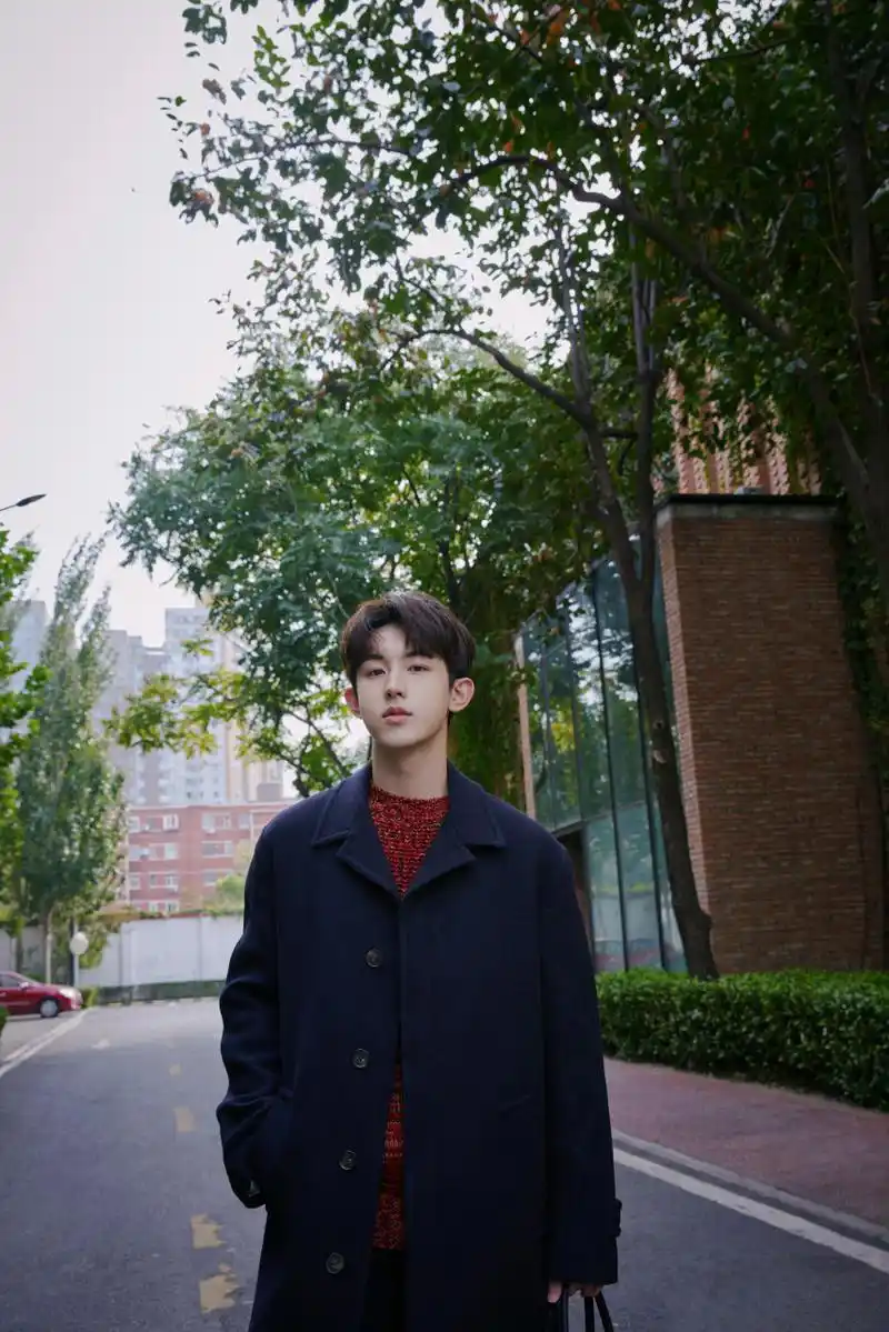 郭俊辰  大衣是穿上了,但是图@郭俊辰 少发了几张[偷笑]@郭俊辰侨日