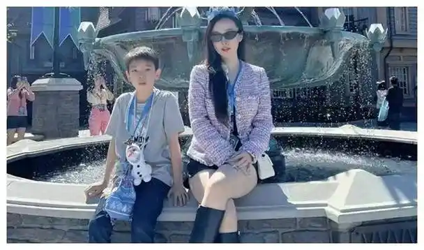 霍思燕一家现身麻辣烫店亲民形象让人惊喜传闻不攻自破