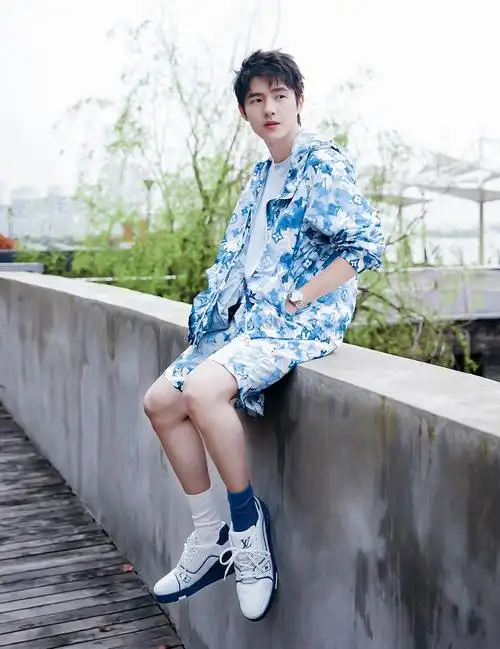 刘昊然新戏造型曝光,壮硕身材配黄发,撞脸昔日郭麒麟