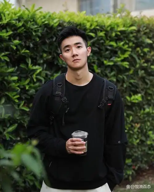 而这个帅气的男生,无疑成为了许多人心中的梦中情人.