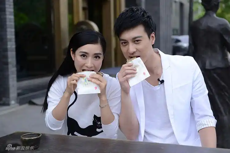 何建泽陶昕然餐桌斗戏