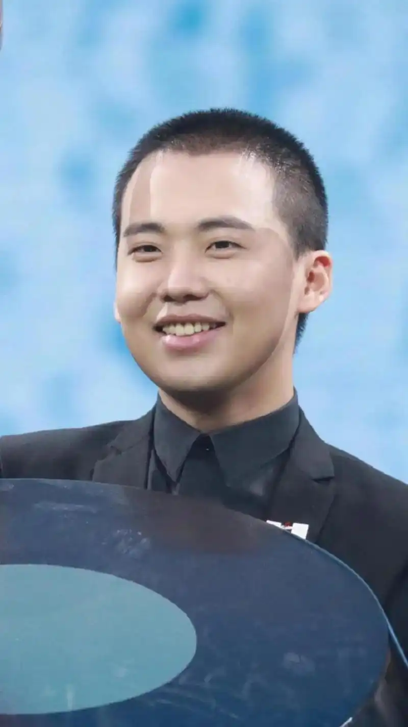 郭麒麟寸头造型出席活动身材发胖憨态可掬越来越像郭德纲