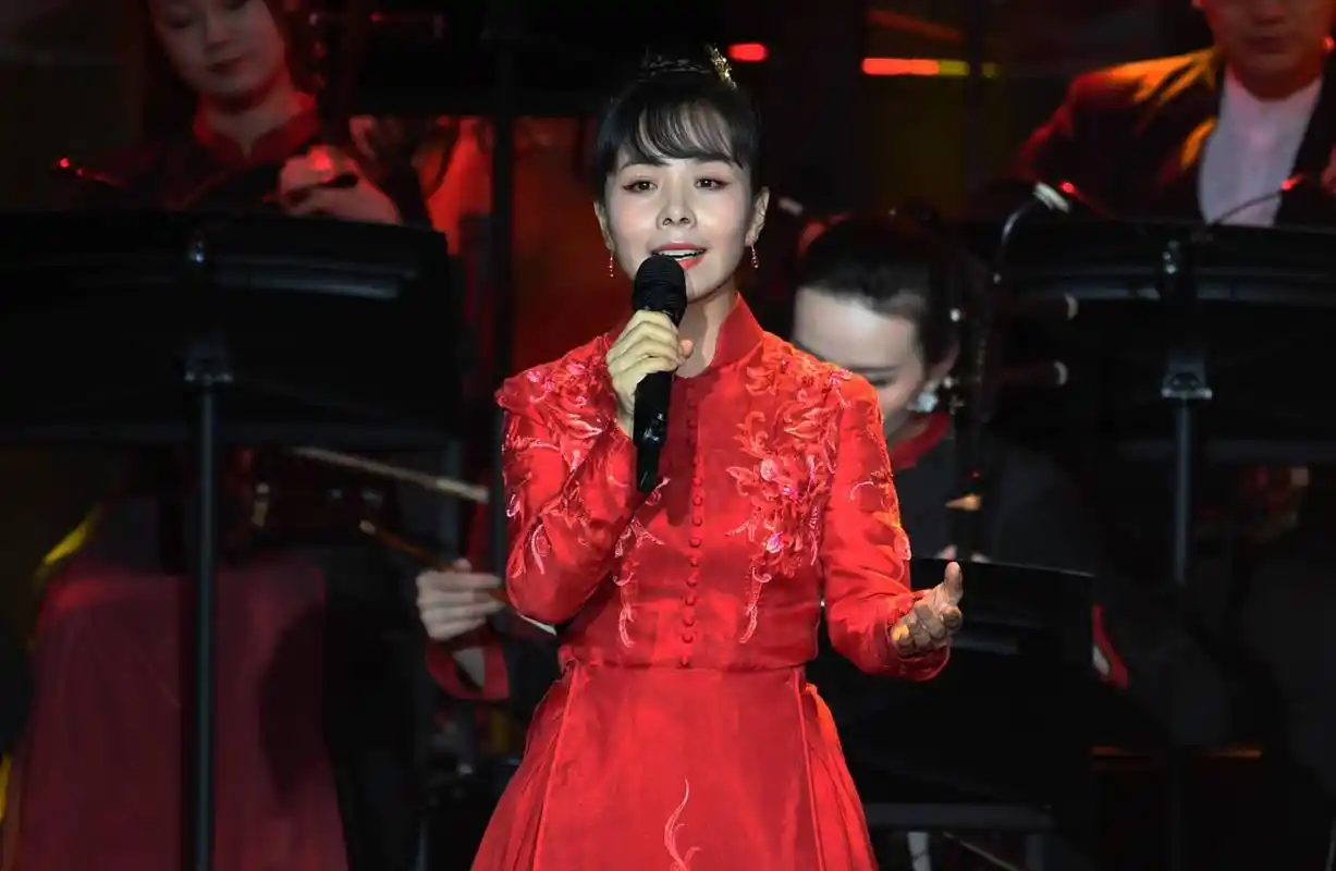 10月16日,在"花样年华"音乐会现场,北京歌剧舞剧院演员王二妮演唱《穿