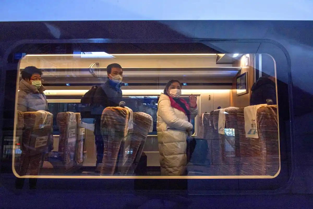 "复兴号"高铁 江城开行_媒体_澎湃新闻-the paper