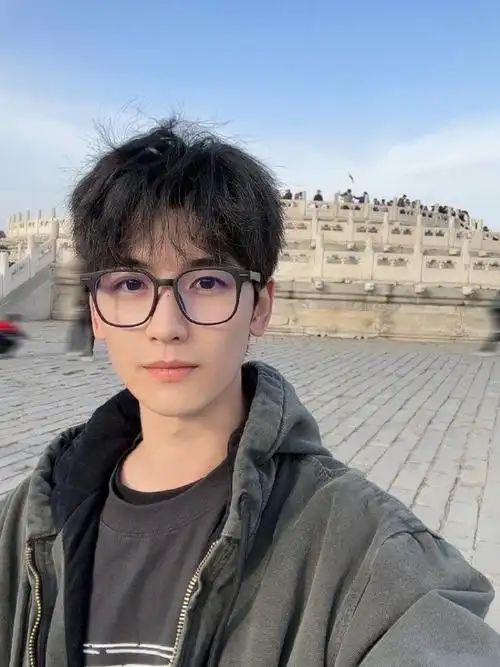 黄俊捷游客打卡照##黄俊捷少年感