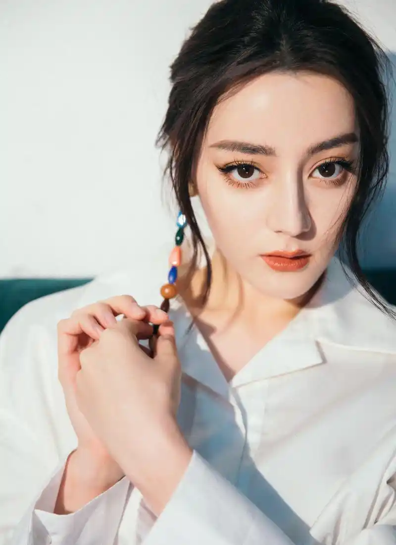 迪丽热巴新闻210120迪丽热巴年货节直播现场图公开是吃葡萄不吐葡萄皮