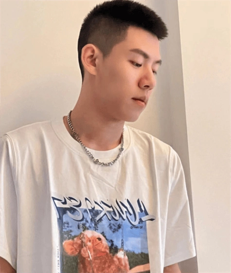 铲青寸头发型,纯天然帅气的男生短发,周边都铲青之后就很清爽.