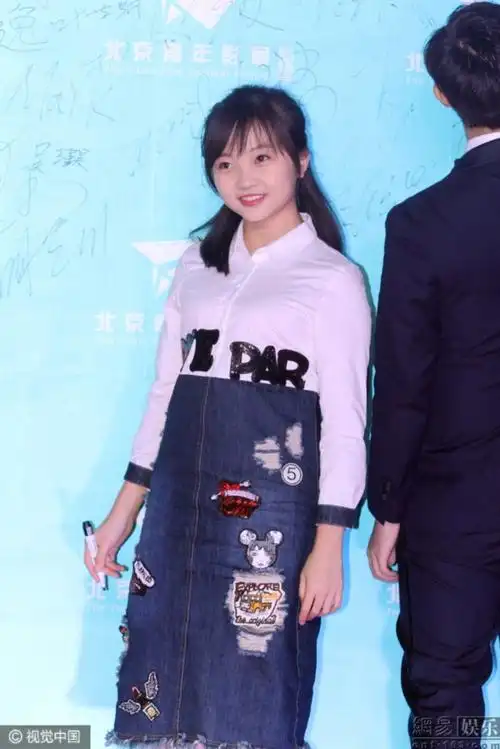 17岁的林妙可现在长这样 上围变丰满 网友:腰呢?