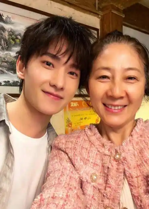 据悉照片中跟杨洋合影的女人正是范明老师的妻子,之前范明老师曾在