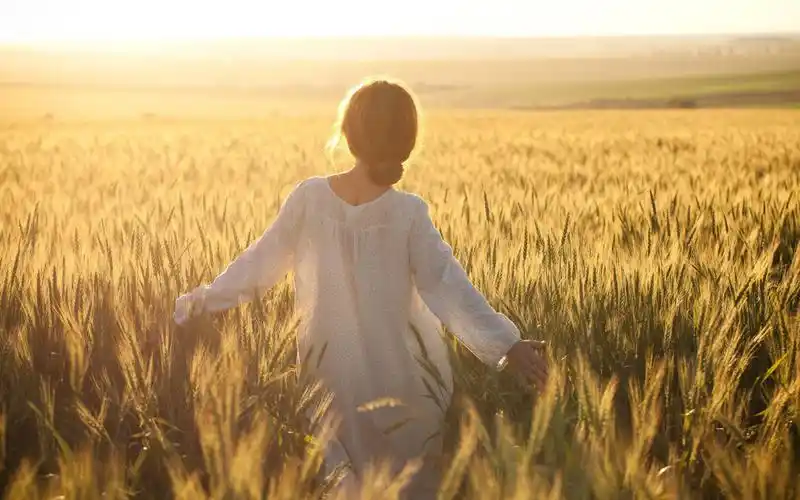 非主流逆光唯美意境麦田美女背影治愈系桌面壁纸下载(一)