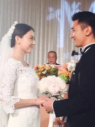 黄渤曝光赵又廷圆圆婚宴现场照 新人激吻(图)