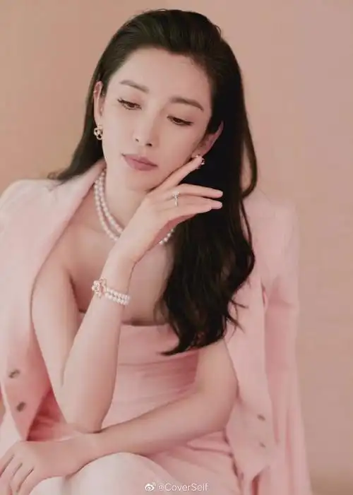 48岁李冰冰穿粉色抹胸裙搭西装浪漫甜美