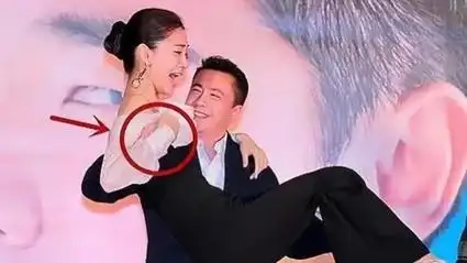 华谊老总王中磊公主抱杨颖,谁注意到他手位置,网友:姿势老练!