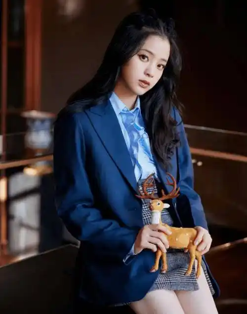 2000年出生的欧阳娜娜现在才21岁,洋溢着青春气息充满活力,这次穿着一