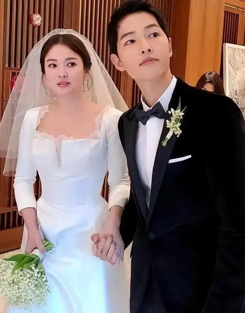 三年后,回头再看宋慧乔和宋仲基二人境遇,夫妻差距一个天一个地