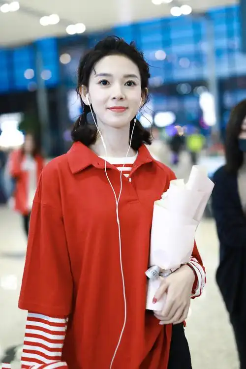 陈瑶穿红t恤搭配黑色紧身裤现身机场面带微笑,扎双马尾辫好可爱